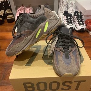 Yeezy Boost 700 Wave Runner in Mauve